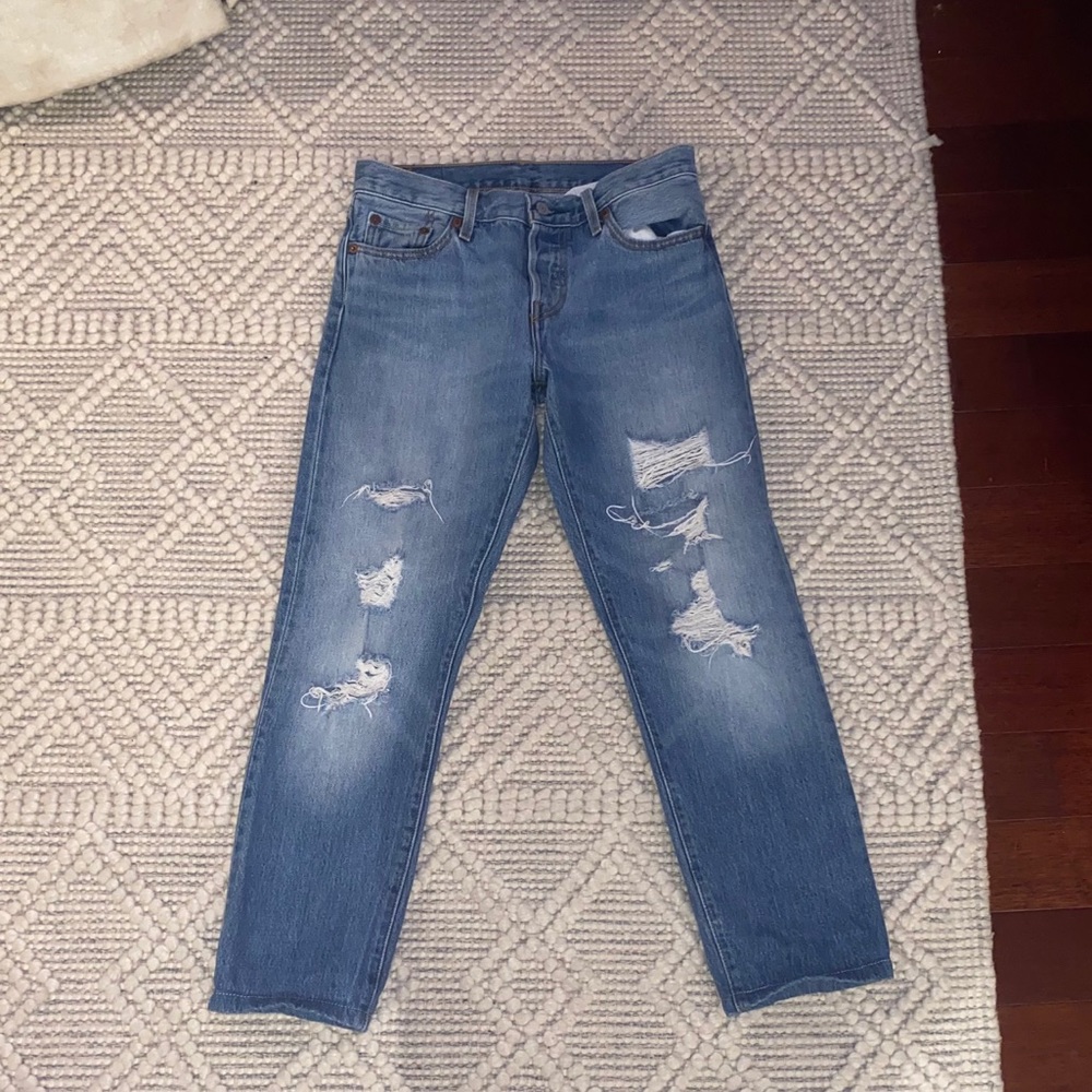Cropped Levi’s jeans